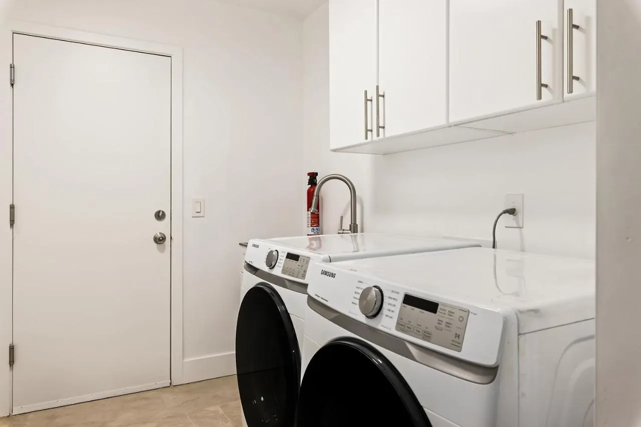 King Bed - High End -Westgate Villa. Avondale