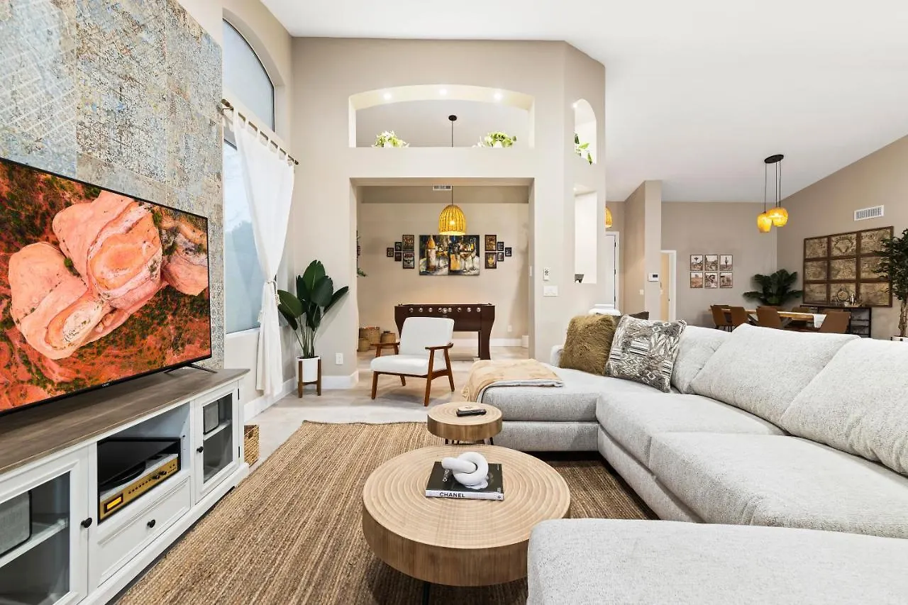 King Bed - High End -Westgate Villa. Avondale