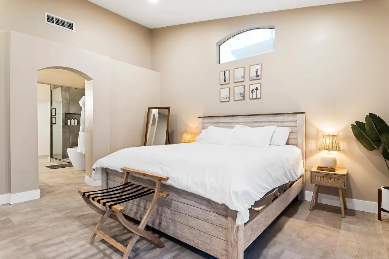 King Bed - High End -Westgate Villa. Avondale Holiday home