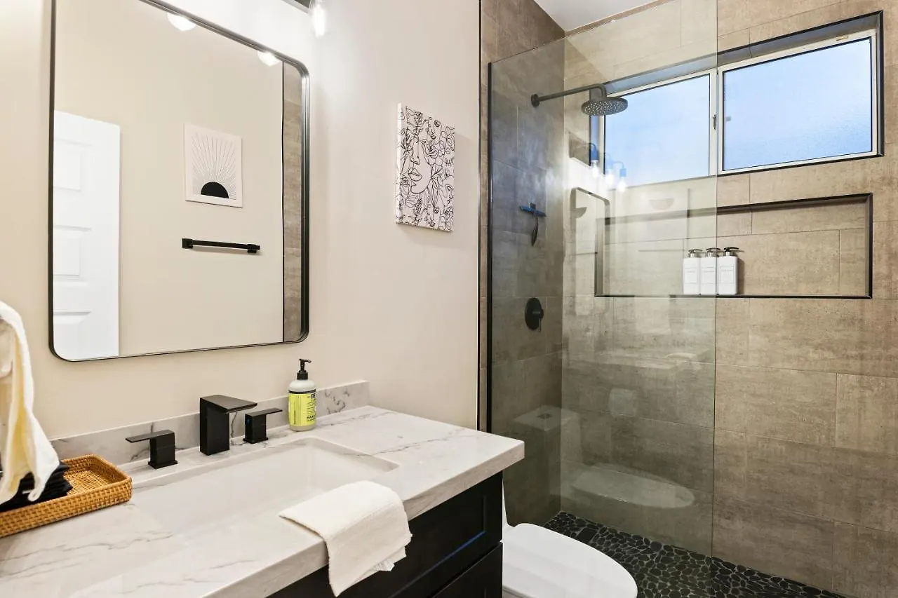 Holiday home King Bed - High End -Westgate Villa. Avondale