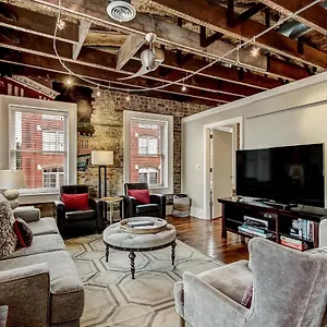 https://broughton-corner-loft.top-hotels-in-savannah.com